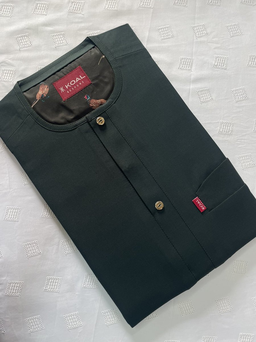 _Kodaal's tweet photo. >Emerald green Super 180s cashmere 
>chest welt pocket 
>champagne gold Swarovski button detail https://t.co/DVqvbDHWPy