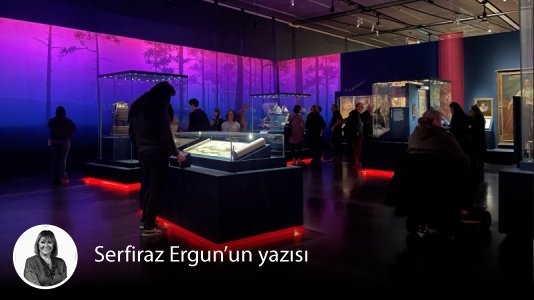 ⚔️ Orta Çağ Japonya’sında bir savaşçı askeri sınıf: Samurai

📌 Geniş kapsamlı sergi salonuna girince silah kullanmalarıyla ünlü samurai savaşçılarının kılıç ve atlarının nal sesleri, ışık efektleri, duvarlara yansıyan hücuma geçen dörtnala askerler beni savaş meydanının tam da