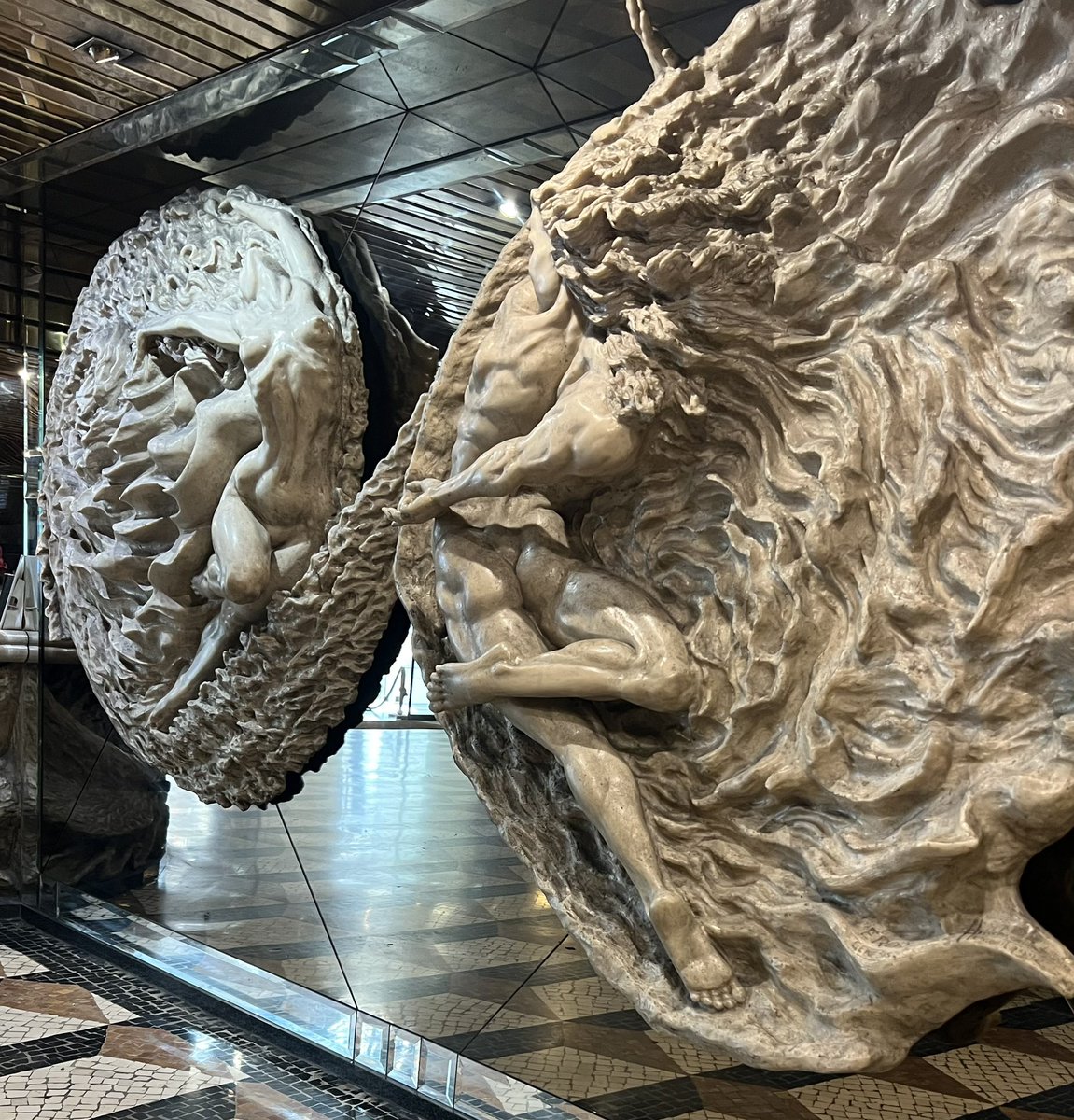 Existem artes escondidas, como se com vergonha não se permite que estejam expostas! As mais belas das artes deveriam sempre estar expostas ao mundo, aos olhares do mundo! 
Belas demais para não serem apreciadas!