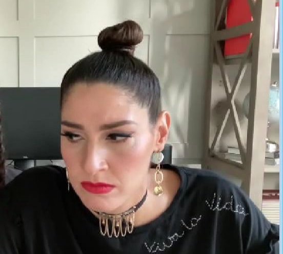 Yo analizando con cual de las dos nuevas canciones me indentifico más y describe mi situación actual para saber cual elegir 

<a href="/haashoficial/">Ha*Ash</a>