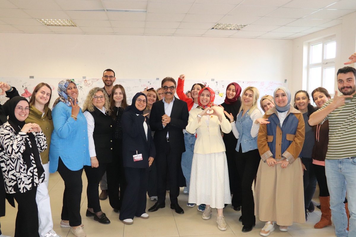 tekirdagmem's tweet photo. 🎓 İstanbul–Tekirdağ Öğretmen Buluşması keyifli anlara sahne oldu.

🎶 Yahya Kemal Beyatlı Güzel Sanatlar Lisesi öğrencilerinin müzik dinletisiyle başlayan programda, öğrencilerin hazırladığı resim sergisi de büyük beğeni topladı.

🗣️ Dr. Şaban Kızıldağ’ın “Mazeret Yok, Çıkış Var” semineri ise öğretmenlere ilham veren anlar yaşattı.

📚 Gün boyunca farklı atölyelerle mesleki paylaşımlar yapılırken, program sonunda Tekirdağ’ın tarihî ve kültürel güzellikleri birlikte keşfedildi.

🤝 Öğretmenler arası bağları güçlendiren bu güzel buluşma, katılımcıların hafızasında hoş bir iz bıraktı.

🔗 https://t.co/JsAp4fVvsW

@tcmeb 
@Yusuf__Tekin 
@meb_sgb 
@tcmeb_mtegm 
@cftcblnt
@sabankizildag
@drazizyeniyol 
@istanbulilmem 
@MucahitYentur
