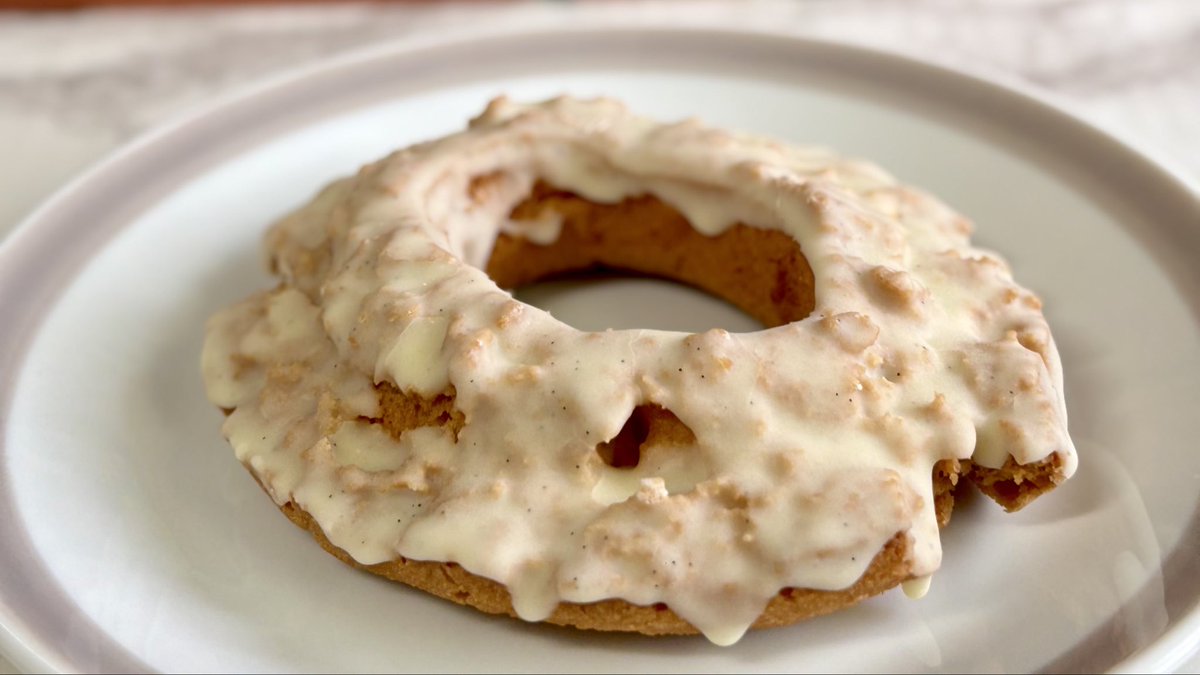 PanMogClub's tweet image. 🧜‍♀️スタバ
🍩バニラ オールドファッションドーナツ
🔍¥310(税込)/447㌍/10.5㎝×9.5㎝×2.5㎝/85g
バニラシード入りのホワイトチョコをコーティングしたサクサク食感のドーナツ。
上品な味わいで甘さ控えめだけどオールドファッションはミ◯ドの方が好み😃

オススメ度:★★★☆☆3.5
＃カフェ ＃スイーツ