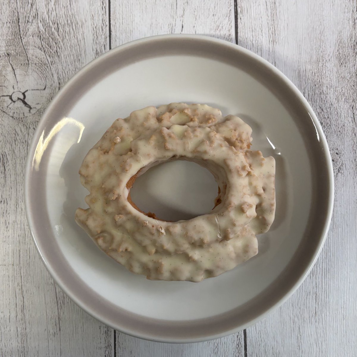 PanMogClub's tweet image. 🧜‍♀️スタバ
🍩バニラ オールドファッションドーナツ
🔍¥310(税込)/447㌍/10.5㎝×9.5㎝×2.5㎝/85g
バニラシード入りのホワイトチョコをコーティングしたサクサク食感のドーナツ。
上品な味わいで甘さ控えめだけどオールドファッションはミ◯ドの方が好み😃

オススメ度:★★★☆☆3.5
＃カフェ ＃スイーツ