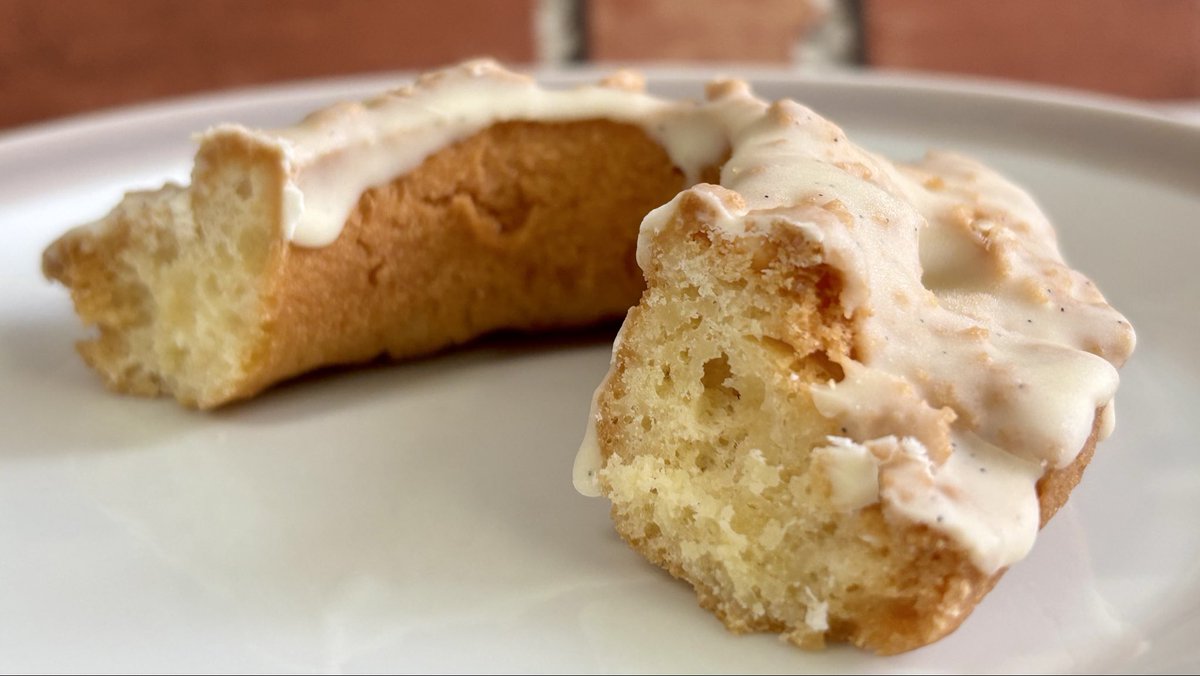 PanMogClub's tweet image. 🧜‍♀️スタバ
🍩バニラ オールドファッションドーナツ
🔍¥310(税込)/447㌍/10.5㎝×9.5㎝×2.5㎝/85g
バニラシード入りのホワイトチョコをコーティングしたサクサク食感のドーナツ。
上品な味わいで甘さ控えめだけどオールドファッションはミ◯ドの方が好み😃

オススメ度:★★★☆☆3.5
＃カフェ ＃スイーツ