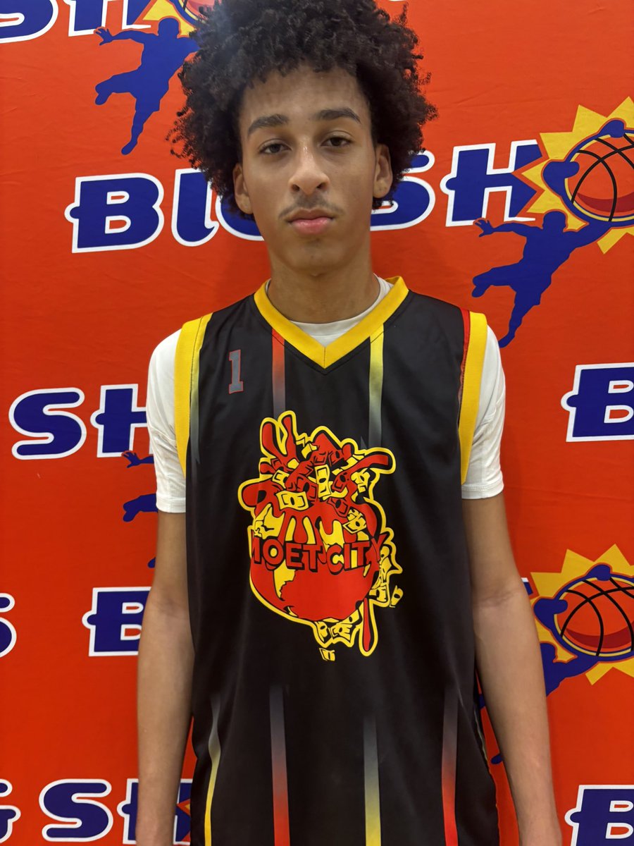 BigShotsGlobal's tweet photo. #BIGSHOTS #RiseTipoff 

15u 

Team Loaded South 3SSB - 68 
3 Jeremiah Murchison 21 
5 JT Williams 20 

Fayetteville Elite - 54 
4 Nick Smith 12 
1 Langston Johnson 10 https://t.co/URvIIve4HV