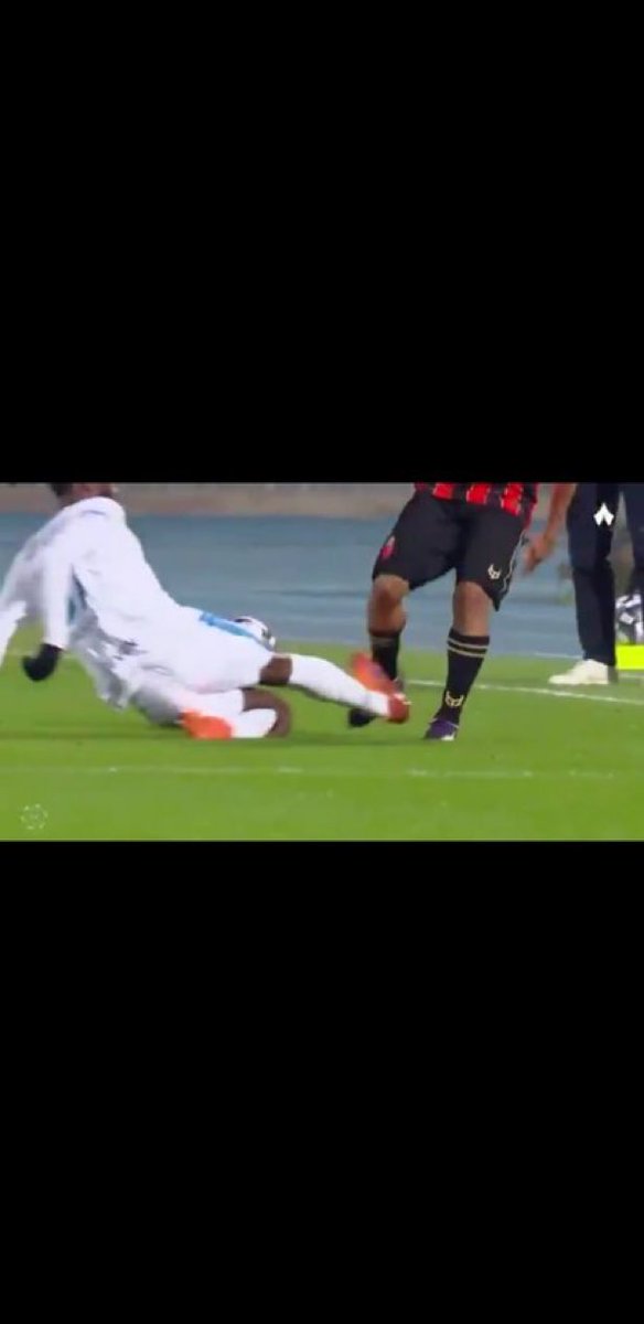 اللي مزعجيني ساديو ما اخذ كرت احمر   هذا لاعبكم سجلوا منها هدف