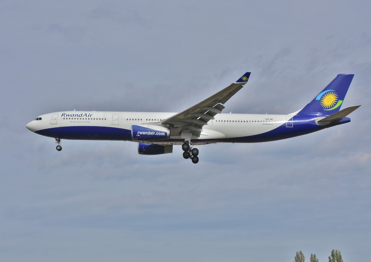 One of the highlights today during my spotting <a href="/BrusselsAirport/">Brussels Airport</a> was this <a href="/rwanda_air25952/">Rwanda Air</a> #Airbus #A330-343 as flight #RWD700 from #Paris. More will follow!
#planespotting #avgeek <a href="/CyrilNdegeya/">Cyril Ndegeya</a> #Zaventem #RwandaAir credit: jlaviationpictures