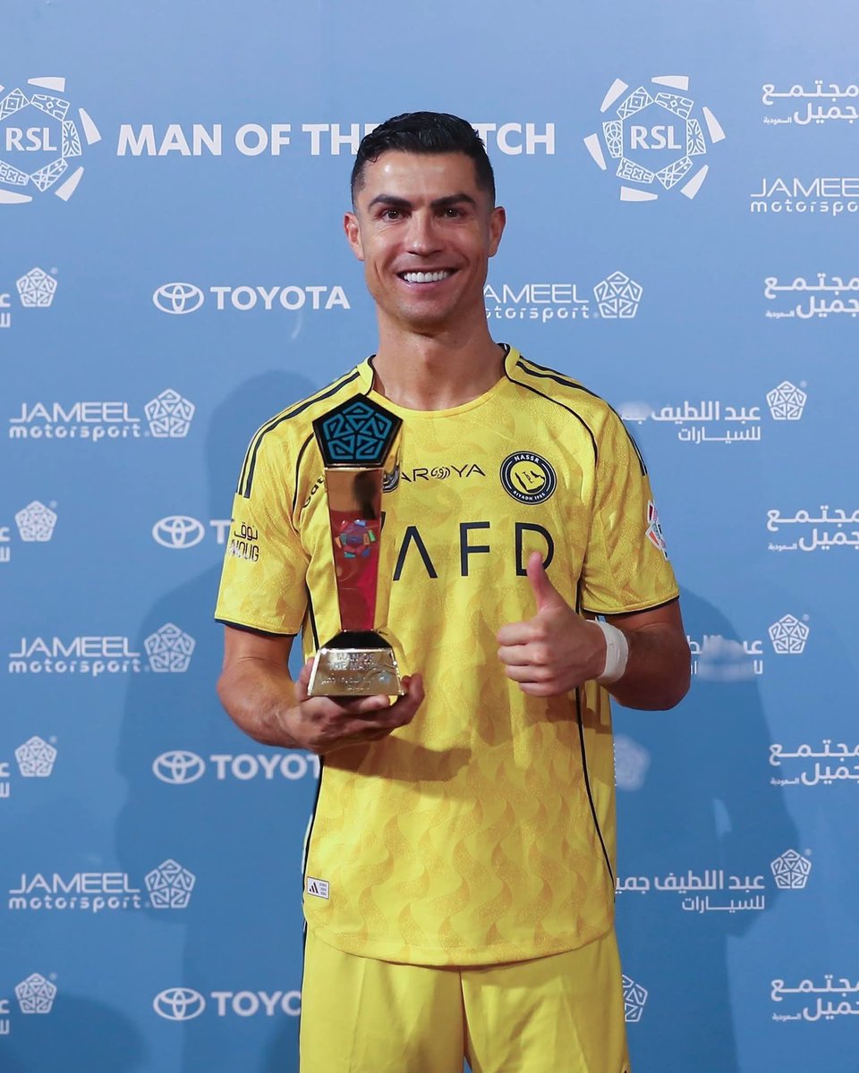 oltsport_'s tweet photo. OFFICIAL: Cristiano Ronaldo with the Man of the Match award. 

Man of the Match in Al Nassr vs Al-Okhdood (first leg) 👑
Man of the Match in Al Nassr vs Al-Okhdood (second leg) 👑

Cristiano Ronaldo has reached 400 goals scored with his right foot in league competitions throughout his career 🚀