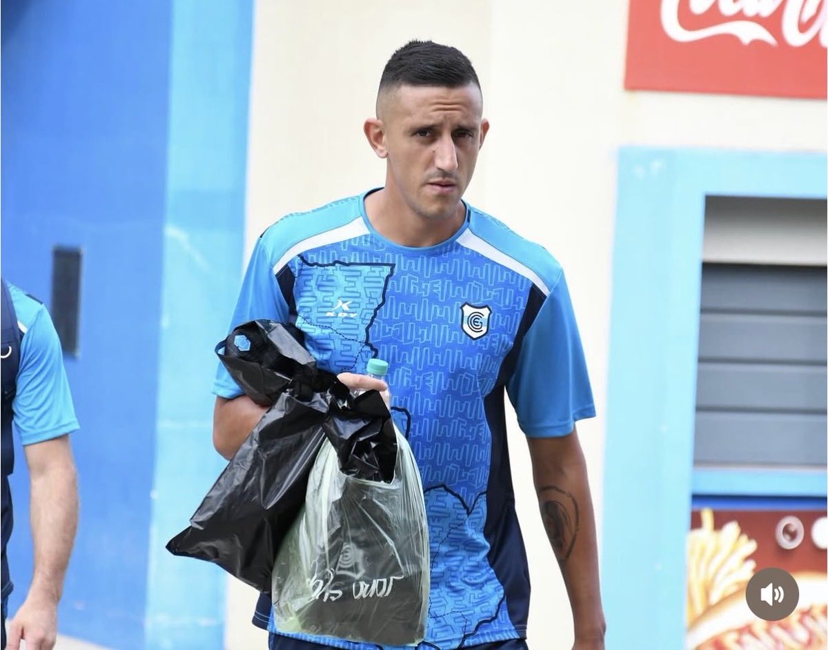 Martinponce06's tweet photo. #GimnasiaJ La CD tendría decidido rescindirle el contrato a Emiliano Endrizzi, en las próximas horas habrá un comunicado oficial.

📌 El jugador permanecerá demorado unas horas más. 

📍El vuelo sale a las 21, el plantel duerme en CABA y mañana a Carlos Casares https://t.co/I06lXL8511