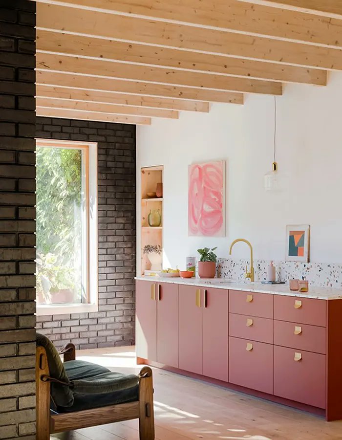TheLemeDecor's tweet image. Blush pink kitchen cabinets with wood ceiling beams, brick wall accents, minimal décor, and artistic details, creating a warm modern pastel kitchen.#KitchenDesign #BlushPink #HomeDecor #InteriorDesign #ModernInteriors #PastelKitchen #StylishSpaces #KitchenInspo