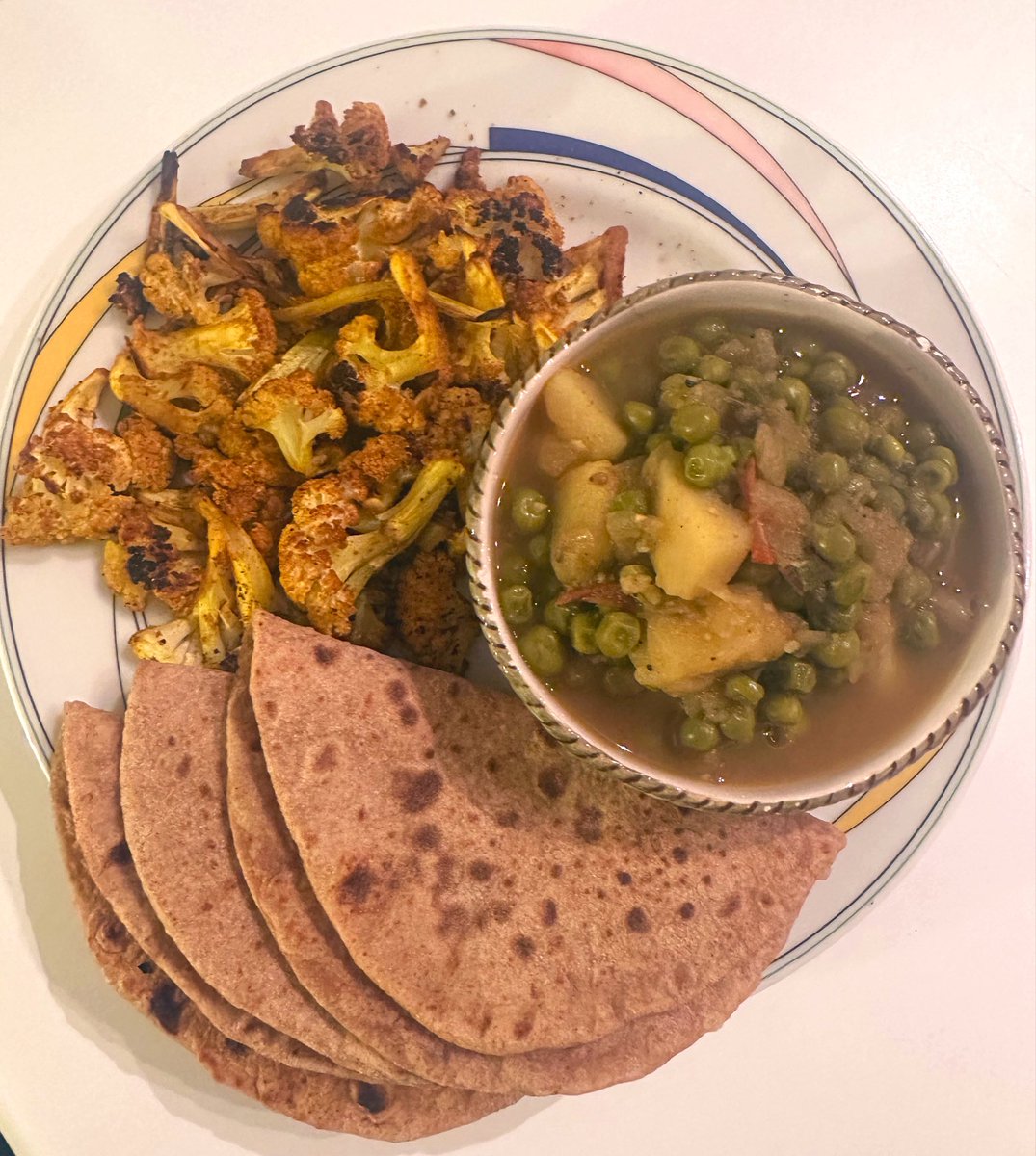 free_style_chef's tweet image. Leftovers of potato peas curry with flatbread and a freshly roasted Cajun cauliflower for a late lunch. 

#twittersupperclub #vegetables