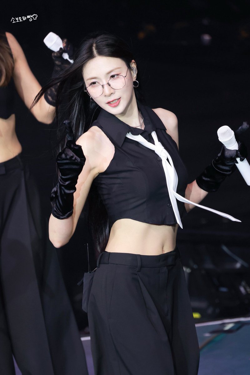 soborohabbang's tweet image. 260411 핑크 더오리진 가오슝 프리뷰

🍞안경의용도 : 사람을 홀릴때 쓰는것👓✨💛

#에이핑크 #오하영 #Apink #Hayoung