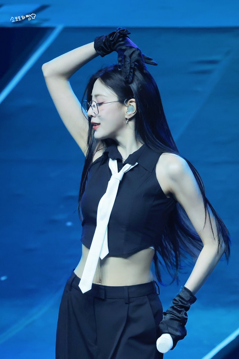 soborohabbang's tweet image. 260411 핑크 더오리진 가오슝 프리뷰

🍞안경의용도 : 사람을 홀릴때 쓰는것👓✨💛

#에이핑크 #오하영 #Apink #Hayoung