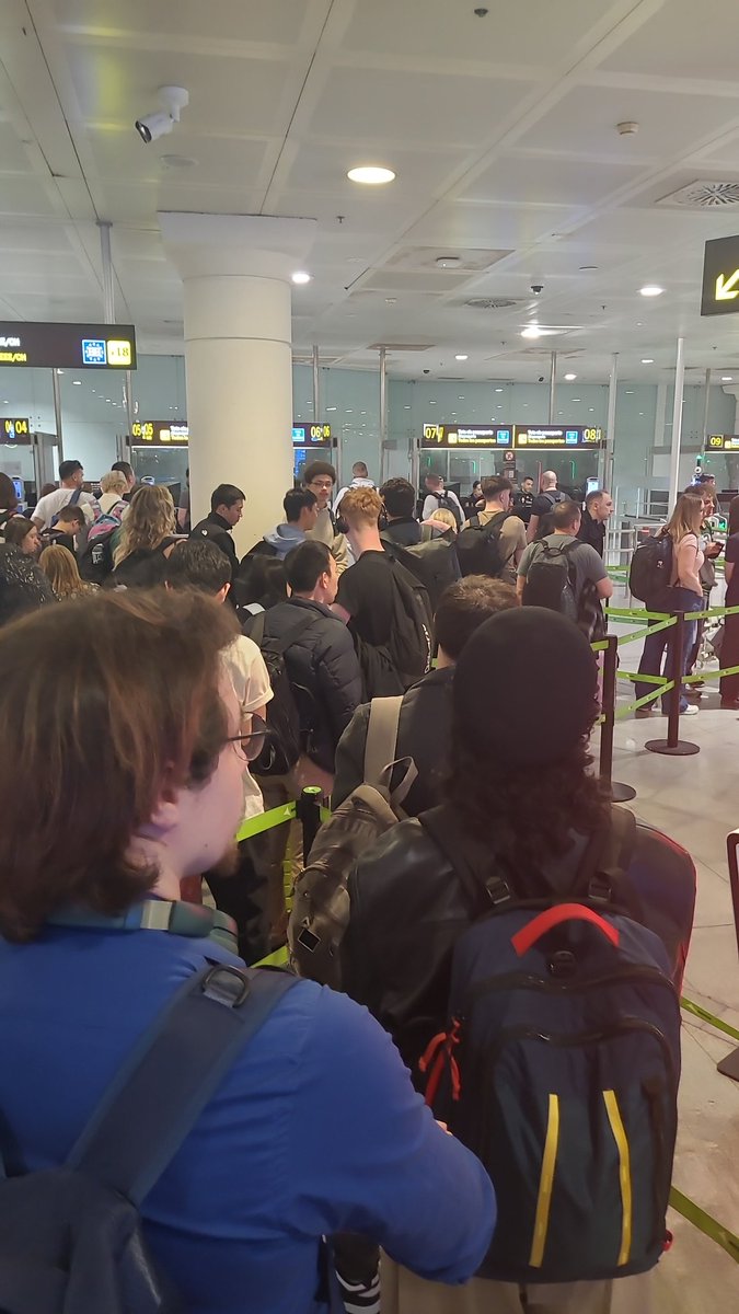 NakedTraitor's tweet photo. Barcelona Airport passport control. Total chaos created by new EU rules. https://t.co/ta9Fz7Sn1t