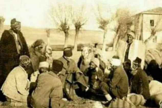 Atatürk kimdir? 
Diye soran olursa eğer....;
7 düveli dize getirdikten sonra halkıyla diz dize oturan bu ADAMdır dersiniz!