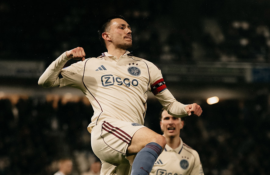 FT: Heracles Almelo 0:3 AFC Ajax

Łatwe i przyjemne zwycięstwo w dość solidnym meczu. Rywal zostawiał tyle wolnych przestrzeni, że nie mogło się to inaczej skończyć. Heracles niewątpliwie leci z ligi. I tylko szkoda Remko. #heraja