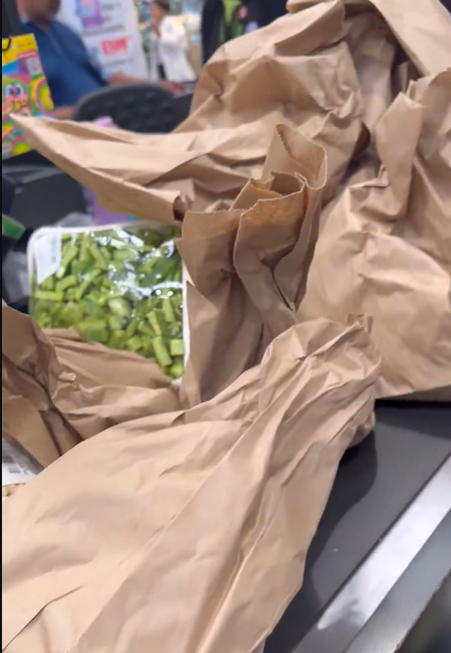 Luego, más de un kilo de champiñones? eso es un chingo. Sopas instantáneas, no tiene para carne, pero sí tiene para kiwis. La suma de artículos de lo que se muestra del ticket, da como 2,184.59, en qué se habrá gastado los más de 1,700 que no aparecen? Son del city o de la comer?