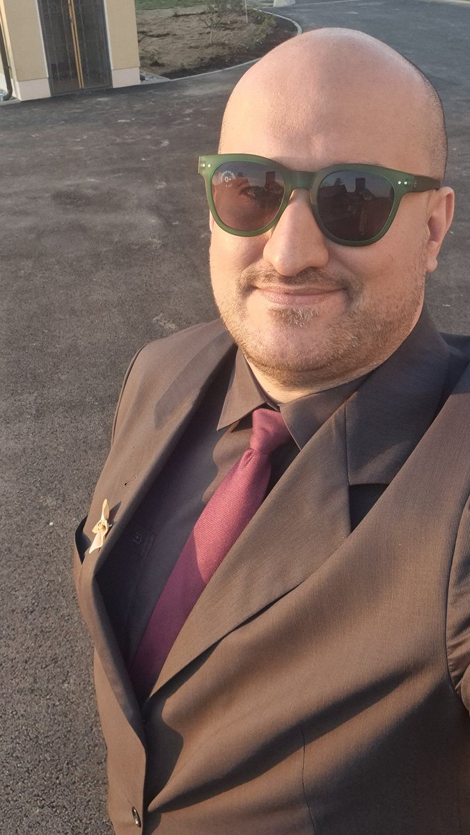 ivnekic's tweet photo. Odijelo-osoba na svadbi i Petar Grašo. Dosta kvalitetna subota navečer. ✌️ https://t.co/sIs9MHR556
