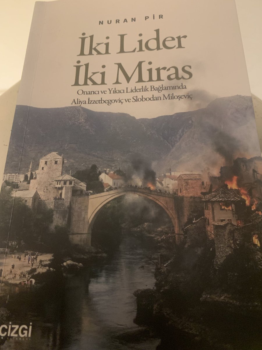 Dünya, Miloseviç gibi yıkıcı liderlerin sürüklediği bir kaos girdabındayken; Aliya İzzetbegoviç’i anımsamak, bizlere yıkılanı onarmanın asaletini ve erdemini yeniden hatırlatıyor.