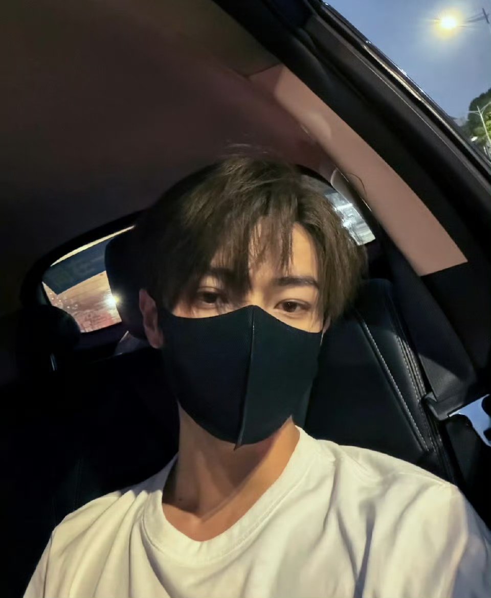 fatmacuyy's tweet photo. Orang tuh mikirnya Xukai imagenya glamor. Padahal dia pulang kerja di Shenzhen aja naik taksi, dia gk nyetir, sering naik transportasi umum, main ke mall juga jajannya di sevel. https://t.co/F424ZPfpfN