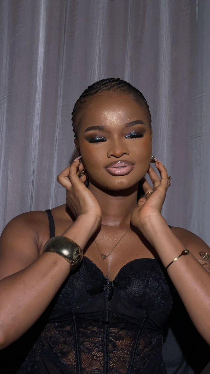 _luhceey's tweet photo. I'm a makeup artist in Ojo, Alaba!

My walk in is 25k, I also take students for training.

This is my instagram: https://t.co/dtrnd0Rpil

And my jobs https://t.co/PeywsNpA0o