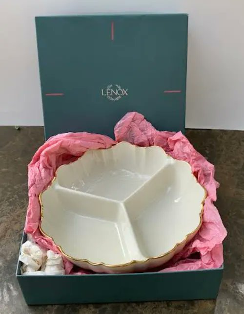 zetailz's tweet image. Shop timeless elegance 

Lenox Condiment Dish in ivory porcelain with 24K gold trim — 

stunning divided piece for serving in style. 

Perfect for collectors or your next gathering.

zetailz.com/product/lenox-…

#ShopVintage #Lenox #HomeDecor #EntertainInStyle