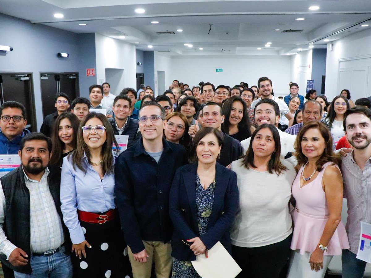 Rosario_Robles_'s tweet photo. Hoy participé en la incubadora promovida por el @PANPuebla2427 invitada por su presidente estatal @marioriestra 
Gracias por esta enriquecedora experiencia en la que platicamos de cómo los líderes jóvenes pueden cambiar el rumbo. Lo único que se necesita es amar a México https://t.co/XU3CIn5ww9