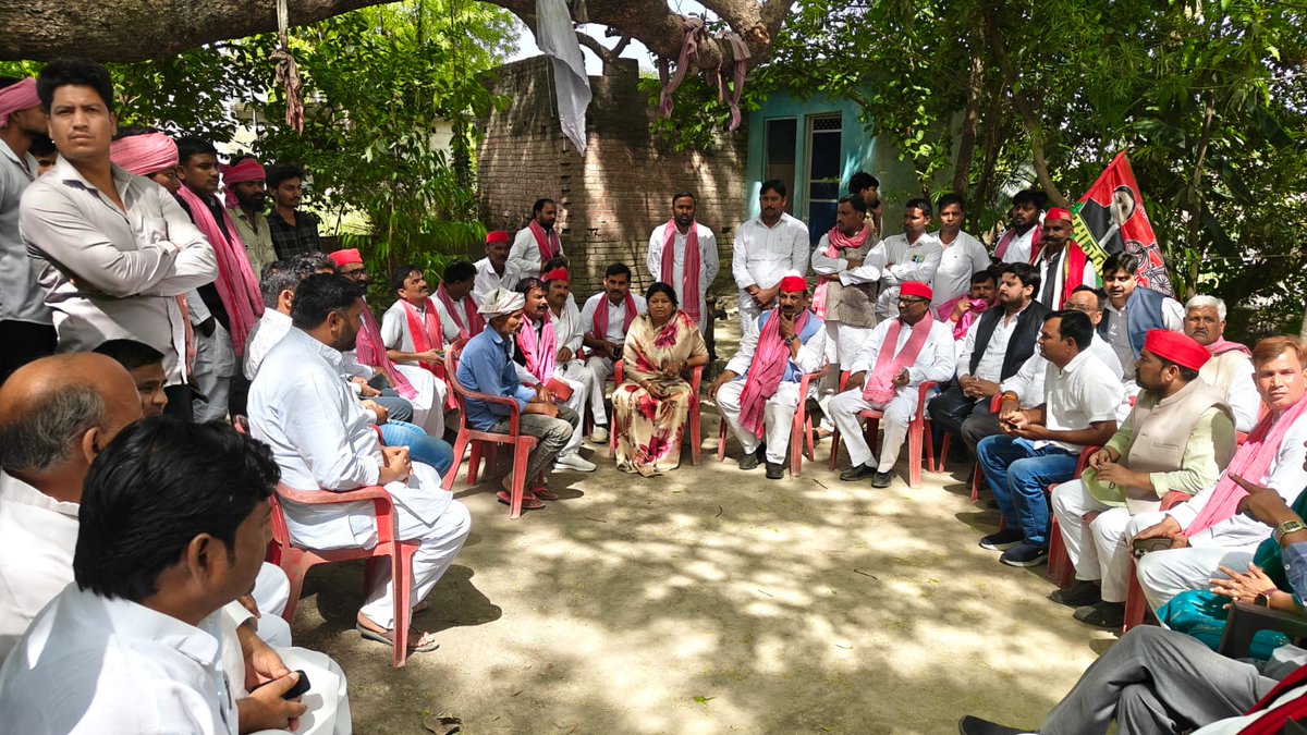 GeetaMla's tweet photo. दिनांक 07/04/2026 को विधानसभा क्षेत्र सोरांव के बहरिया के ग्राम मिझूरा निवासी सुमित गौतम पुत्र श्री राजकुमार गौतम की थ्रेशर से गेंहू की मड़ाई के दौरान थ्रेसर में फंसे कर हुई हृदय विदारक मौत की सूचना पर  समाज वादी पार्टी के प्रदेश अध्यक्ष के साथ https://t.co/z55YI2AIlh