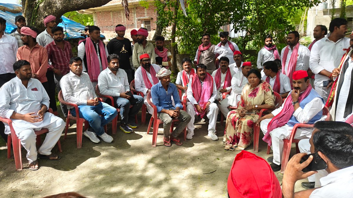 GeetaMla's tweet photo. दिनांक 07/04/2026 को विधानसभा क्षेत्र सोरांव के बहरिया के ग्राम मिझूरा निवासी सुमित गौतम पुत्र श्री राजकुमार गौतम की थ्रेशर से गेंहू की मड़ाई के दौरान थ्रेसर में फंसे कर हुई हृदय विदारक मौत की सूचना पर  समाज वादी पार्टी के प्रदेश अध्यक्ष के साथ https://t.co/z55YI2AIlh