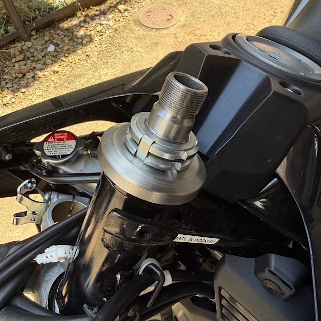 takajix0630's tweet image. ステム完了。
アッパーリングナットの締め付けはトルクとか特に指定は無いけど指で締めた状態から溝ひとつ分締め込んだ。そんな感じやろ多分。

#WR125R