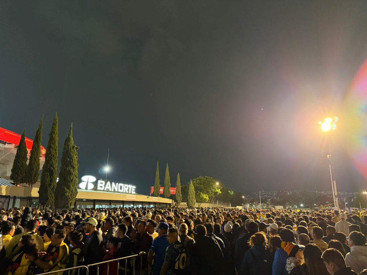 Reforma's tweet photo. Ya comenzó a complicarse la entrada de Insurgentes en el Estadio Banorte, a media hora del duelo entre América y Cruz Azul.

📹📸Jaime Ugarte https://t.co/8vnNH01XyN