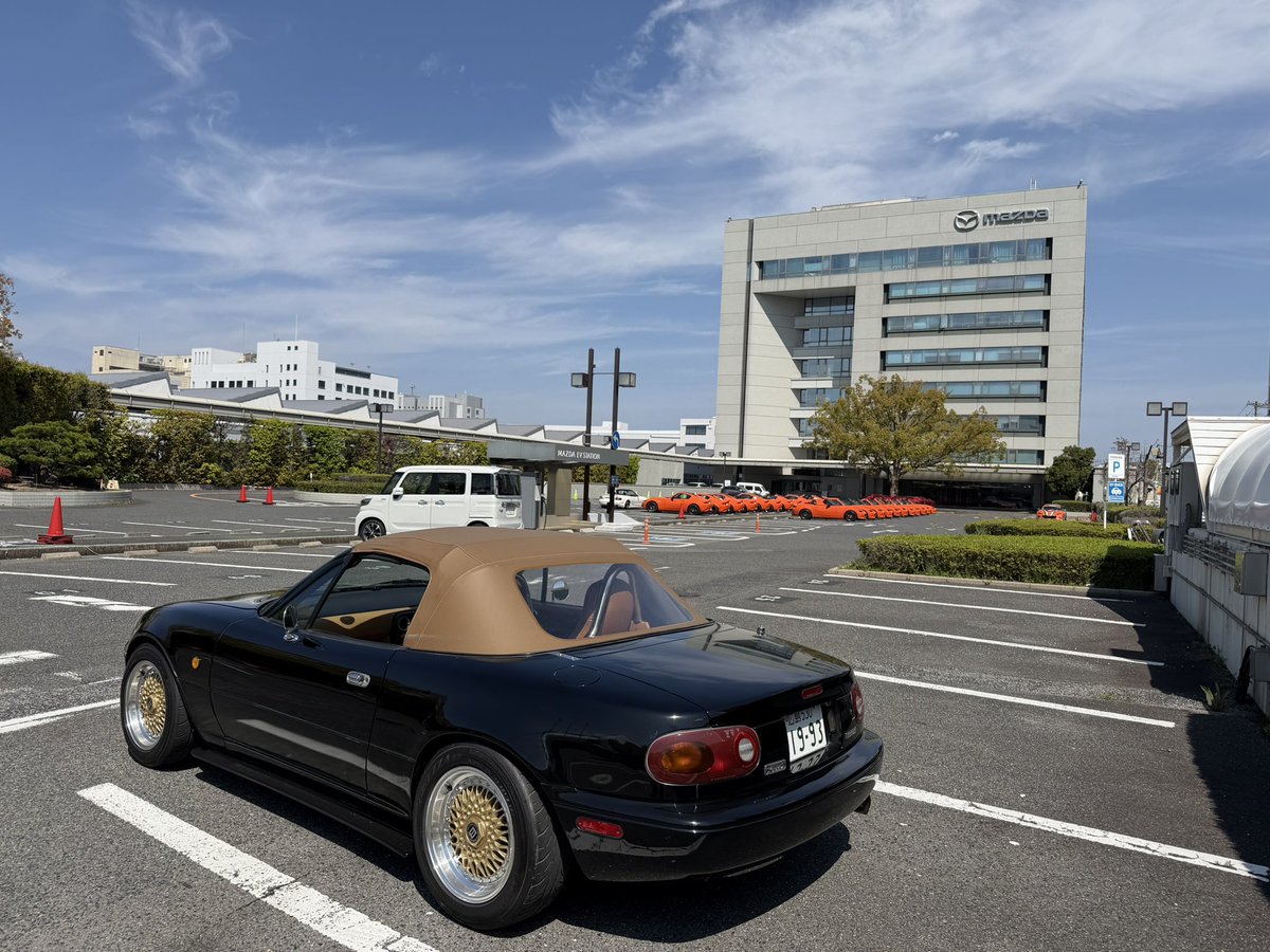 uuuu512uuuu's tweet image. 家帰る前に本社寄ってみるとオレンジロードスター30周年ミーティングが開かれてて圧巻‼️
そこにおられたNA NB乗りの方と色々お話ししたあと並べてきました✌️すごい綺麗なロードスターだった😎
#MAZDA #ロードスター #NAロードスター #マツダ