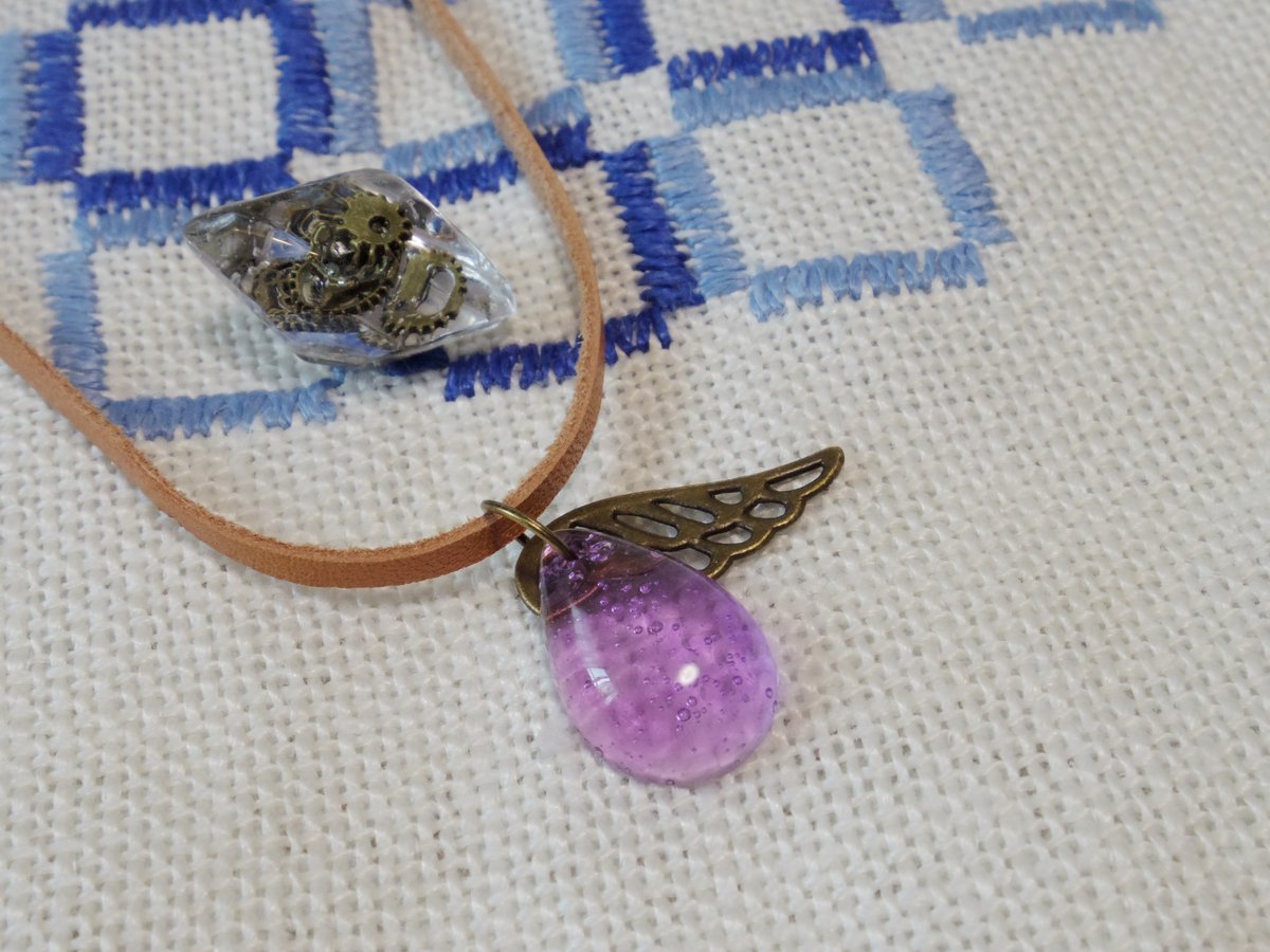 RPGhakurokudou's tweet photo. 新商品
バディ用レザーアクセサリー　－紫電の翼－

『最近、冒険者の間ではバディに可愛い装飾品を渡すのが流行ってるんだ！
　こちらのアクセサリーなんてどうだい？水晶の透け感が美しいだろう』

バディ装備時：雷耐性（中）、素早さ+2

#ハンドメイド
#白鹿堂
#ぬい活
#ぬい用小物
#レジン https://t.co/cvxBa9s34H