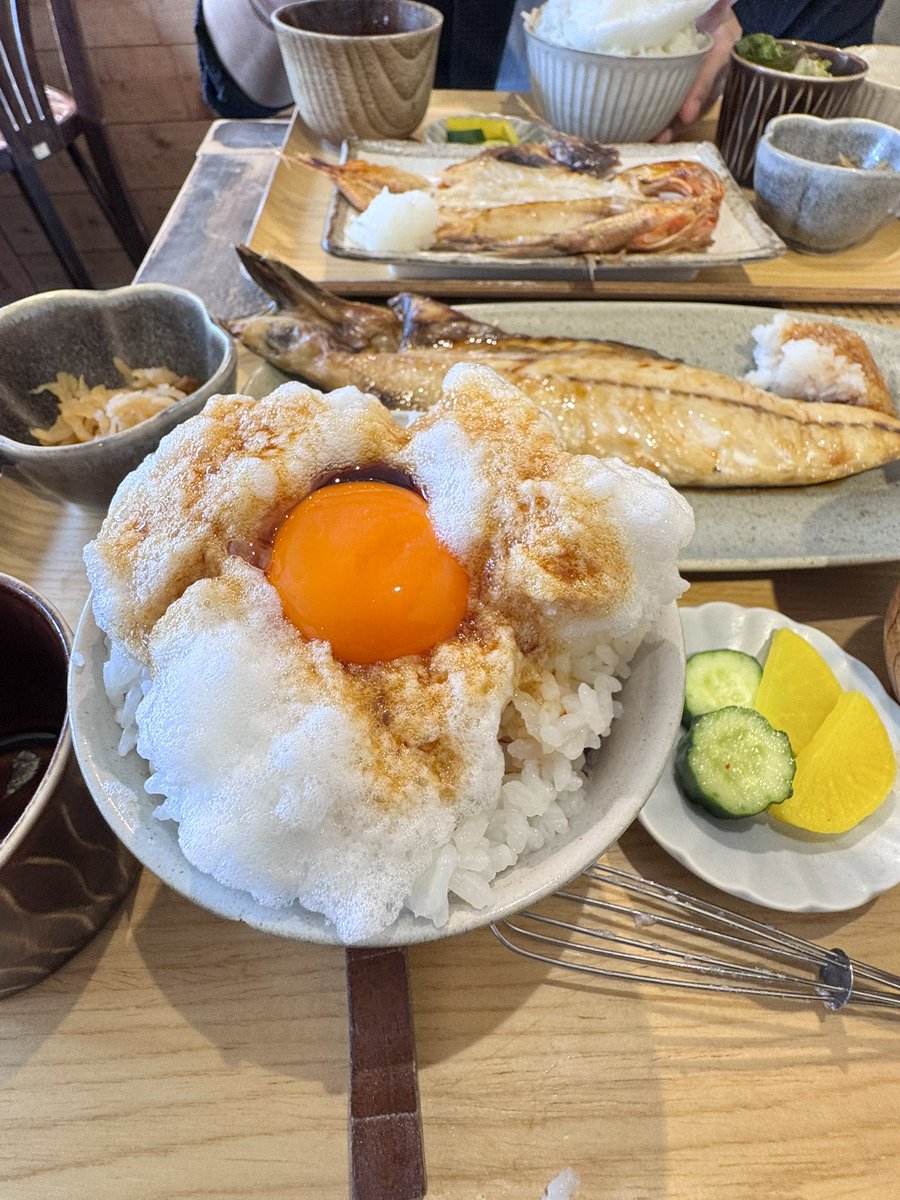 鎌倉で有名なカフェヨリドコロでご機嫌な朝食🥰
江ノ電を見ながら食べるメレンゲ卵かけご飯美味い！