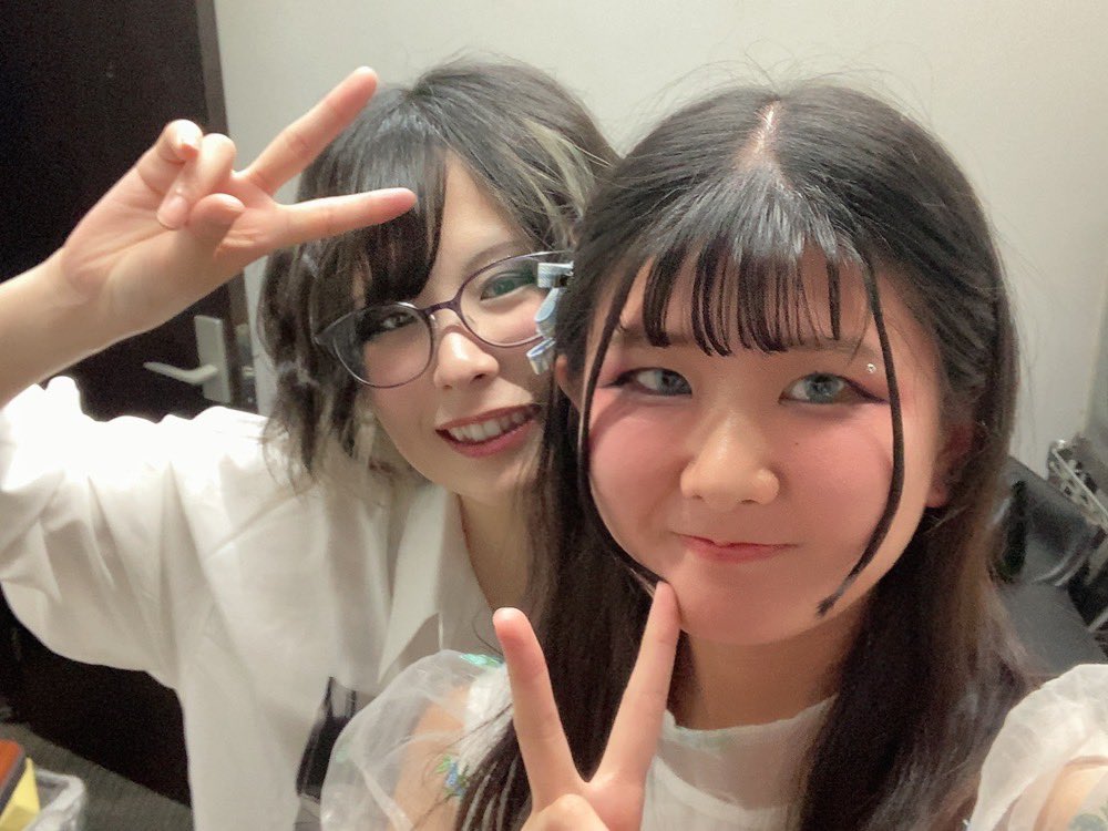 おはようございます☀

無事昨日は帰宅、そして今から生誕に向けて練習…！！！

酒飲む前に主催と写真撮り忘れたので赤いです笑
八谷さんらぶ💙💜