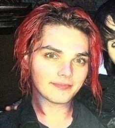alelvsgee's tweet photo. por ejemplo en danger days es que MIRENLA https://t.co/pzplmJVF7R