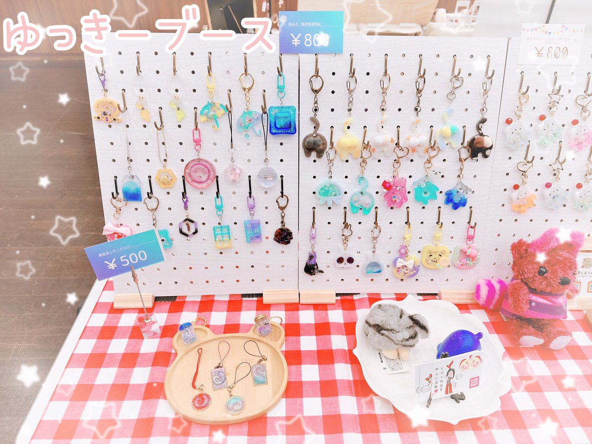 PaiPai_hm's tweet photo. 設置完了しました(*`･ω･)ゞ
今回も新作のステッカーを、あっぷるクマとゆっきー共々持ってきております=͟͞🍎🍏
ぜひ見に来てくださいね💕︎

 #NAGOYANEOKAWAII https://t.co/dTVTXrsPUR
