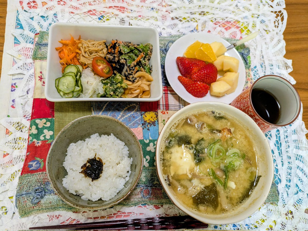 私朝食
和朝食
玉子入りたっぷり味噌汁
四角皿は理解の実験とか薬関係のお皿に見える😁
好きなお皿で朝食
おかず種類いっぱいだよ

#私朝食
#和朝食
#好きなお皿