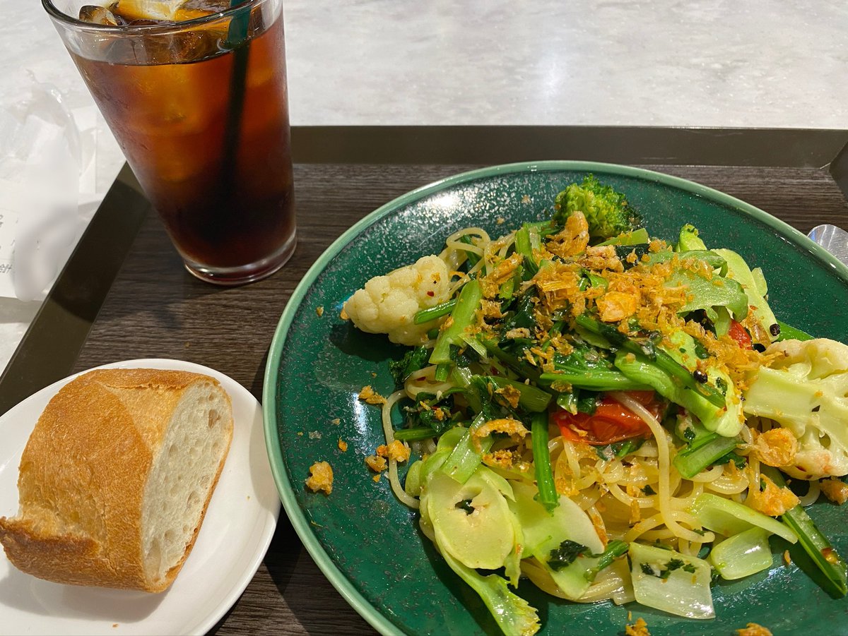 今週食べたランチ。
採れたて春野菜のペペロンチーノ。

職場はニューフェイスに囲まれてバタバタで。遅いランチだった。店員さんの優しい笑顔と「どうぞ召し上がれ〜」の声掛に、ふいに涙ぐむ私。（ﾔﾊﾞｲ）

……忙しさには、取り込まれないぞ！

書くことは、やめない。
私はこれからも、書く。