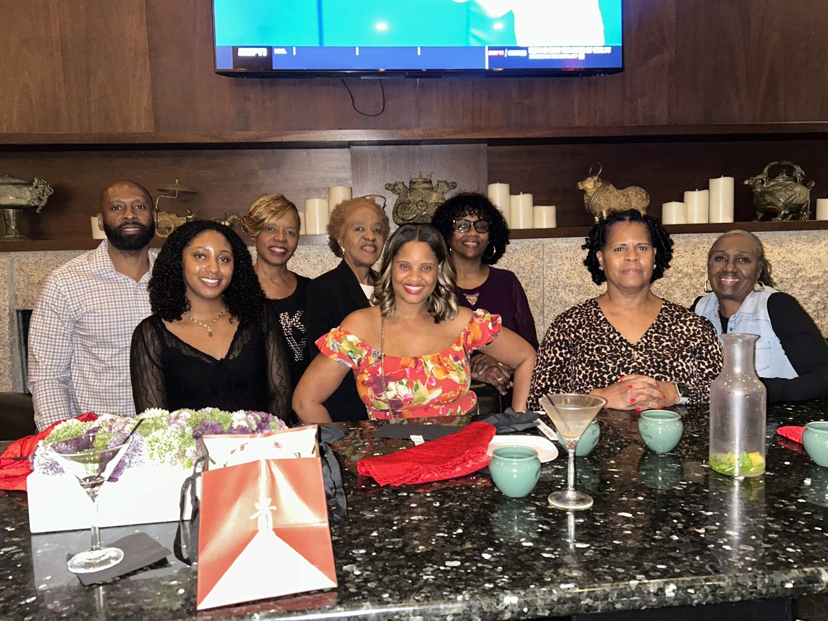 ddstarrr's tweet photo. Nothing better than time with family and some food!! 💕😊💃🏽 https://t.co/vx8Y1KqKbo