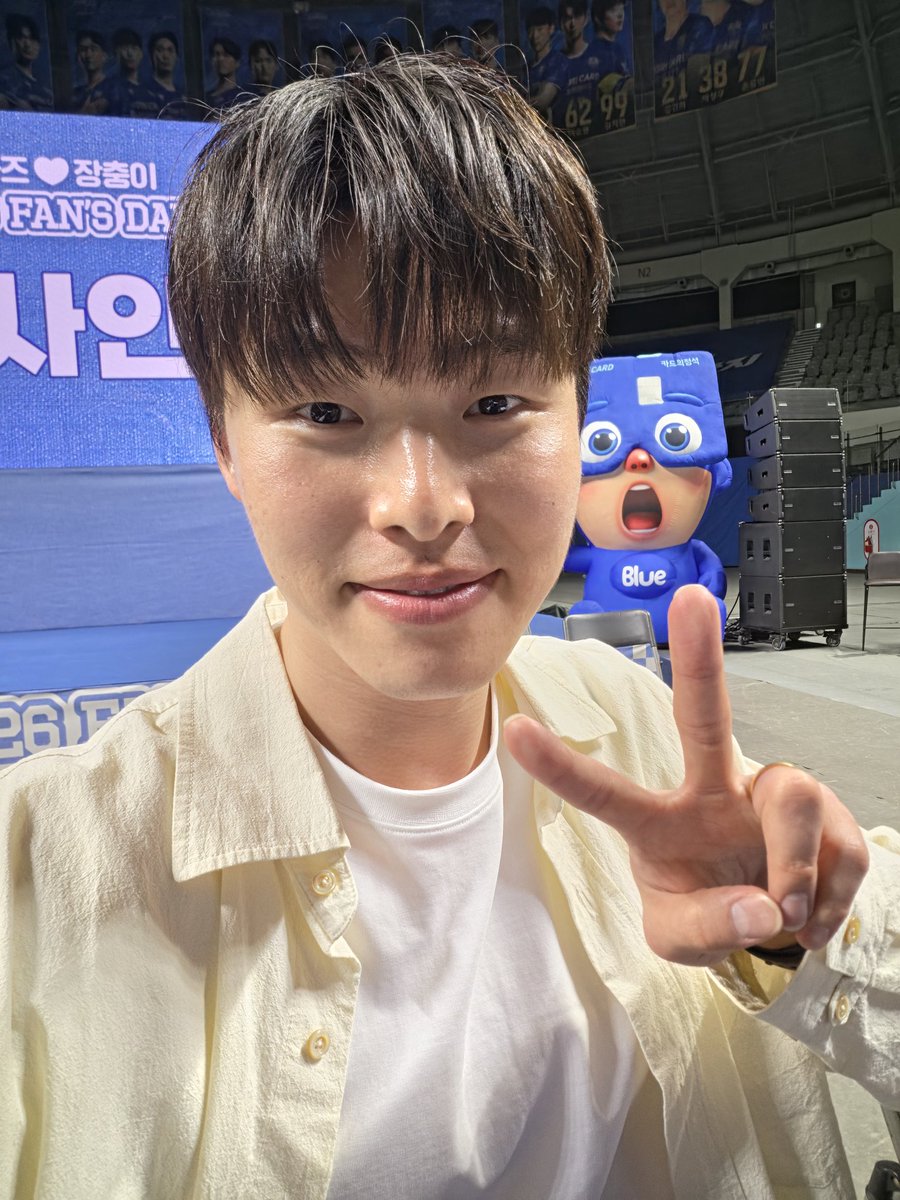 HJYPG78's tweet photo. #우리카드배구단 #팬미팅 #홍대4인방 
유빈선수님은 이시몬선수님을 쬐금 더 좋아합니다~~ https://t.co/cXncv6ZMa0