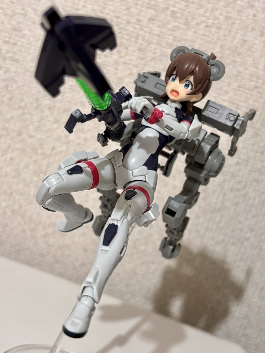 春香さんベースで前髪にスティプラ
ヘタは余剰の髪の毛パーツから適当な房を切り取って整形・金属線で接続

そのままでもかなりひなた感あるんですが、襟足と前髪を削ってひなたに寄せました