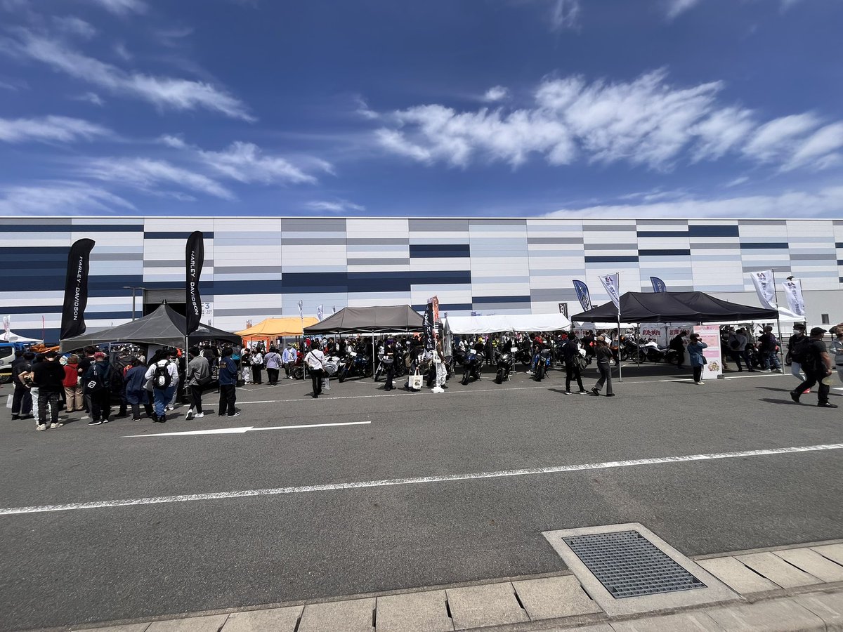 NaridenTwoWheel's tweet photo. 名古屋モーターサイクルショー最終日‼️

ちょい遅刻で会場入りしました😁

朝から高速も凄い台数のバイク🏍️

会場の熱気も最高潮です🌊

屋外【バイクde春祭り】ブースでお待ちしてます✨ https://t.co/NJP1EgT0bm