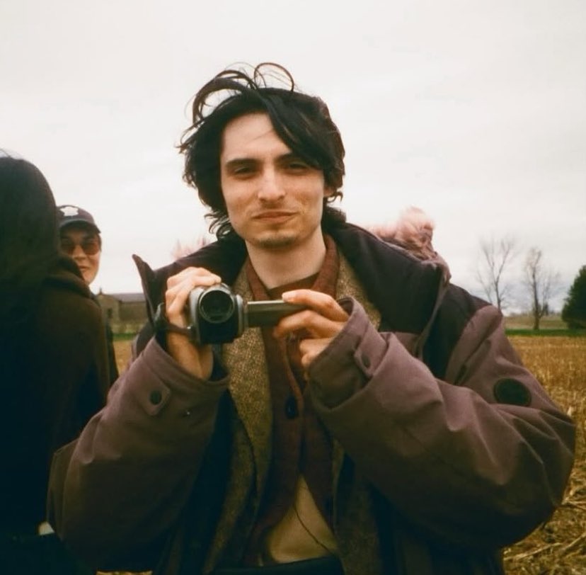 lketheopposite's tweet image. post iceland reunion mike picks purple flowers for el because he remembers it is one of her favorite colors and he pulls out his camera to capture the moment