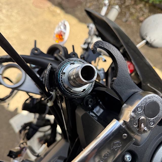 takajix0630's tweet image. 例によってグリスを塗りたくって組み付け。
38Nで締めて緩めて7Nですねこれは。

#WR125R