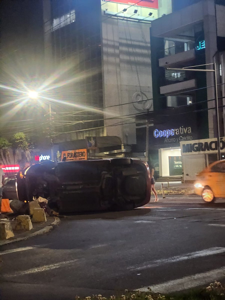 BerghainG's tweet photo. @AMT_Quito @BomberosQuito por favor su ayuda hace 7min accidente en la esquina de la amazonas y república carro volcado se chocó primero contra el parterre iba en sentido norte sur y se fue hasta el otro lado de la vía, ya se llamó a emergencias para asistencia. https://t.co/I6e7dA0mnK