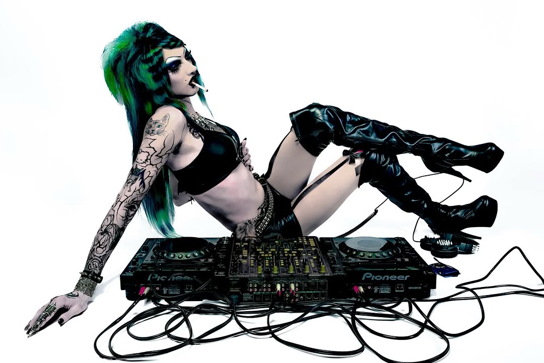 6arelyhuman tweet media