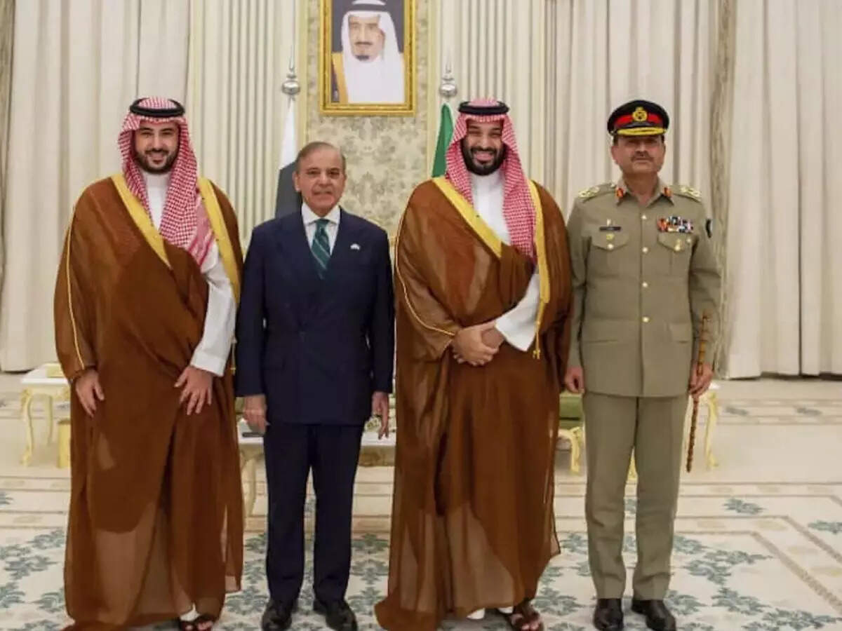 labrador_85's tweet photo. CROWN PRINCE OF #SAUDIA WITH HIS #BASTARD BROTHER &amp; #SISTERS FU*KER &amp; 2 TIMES #CRIMINAL CHARGES ON 2000 SPEND 8 YEARS IN #JEDDAH &amp; ON 2018 SPEND 5 YEARS IN #LONDON &amp; #JEDDAH &amp; #BASTARD #COAS ALSO #CHIEF OF DEFENSE STAFF SELECTED 
#RIGID #FAKE ELECTION #GOVT IN #SOUTH ASIA https://t.co/r8c7ladE4t
