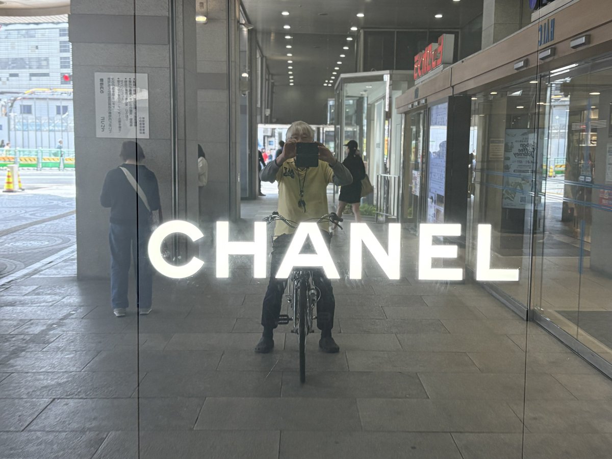 CHANELを撮ったつもりが、 写っていたのはブランドだけじゃなかった 