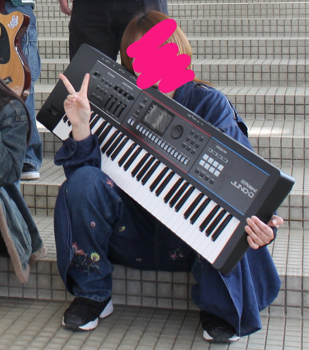 私の大切な大切なシンセサイザーを
不覚にも今朝落としてしまって
音は鳴るものの外側が割れてしまって
朝からとてつもなく凹んでいます🥲

切り替えー！